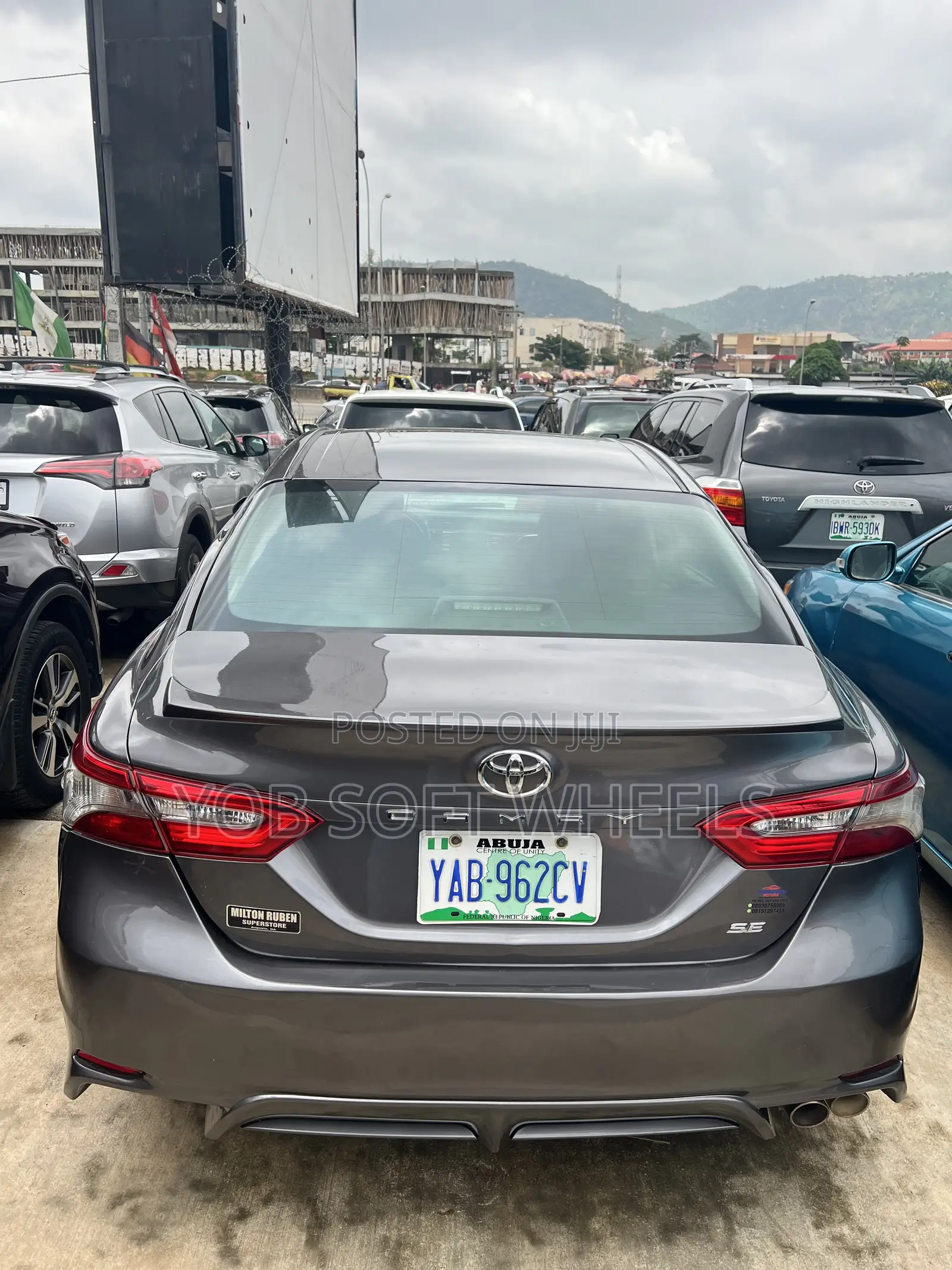 Toyota Camry SE FWD (2.5L 4cyl 8AM) 2018 Gray