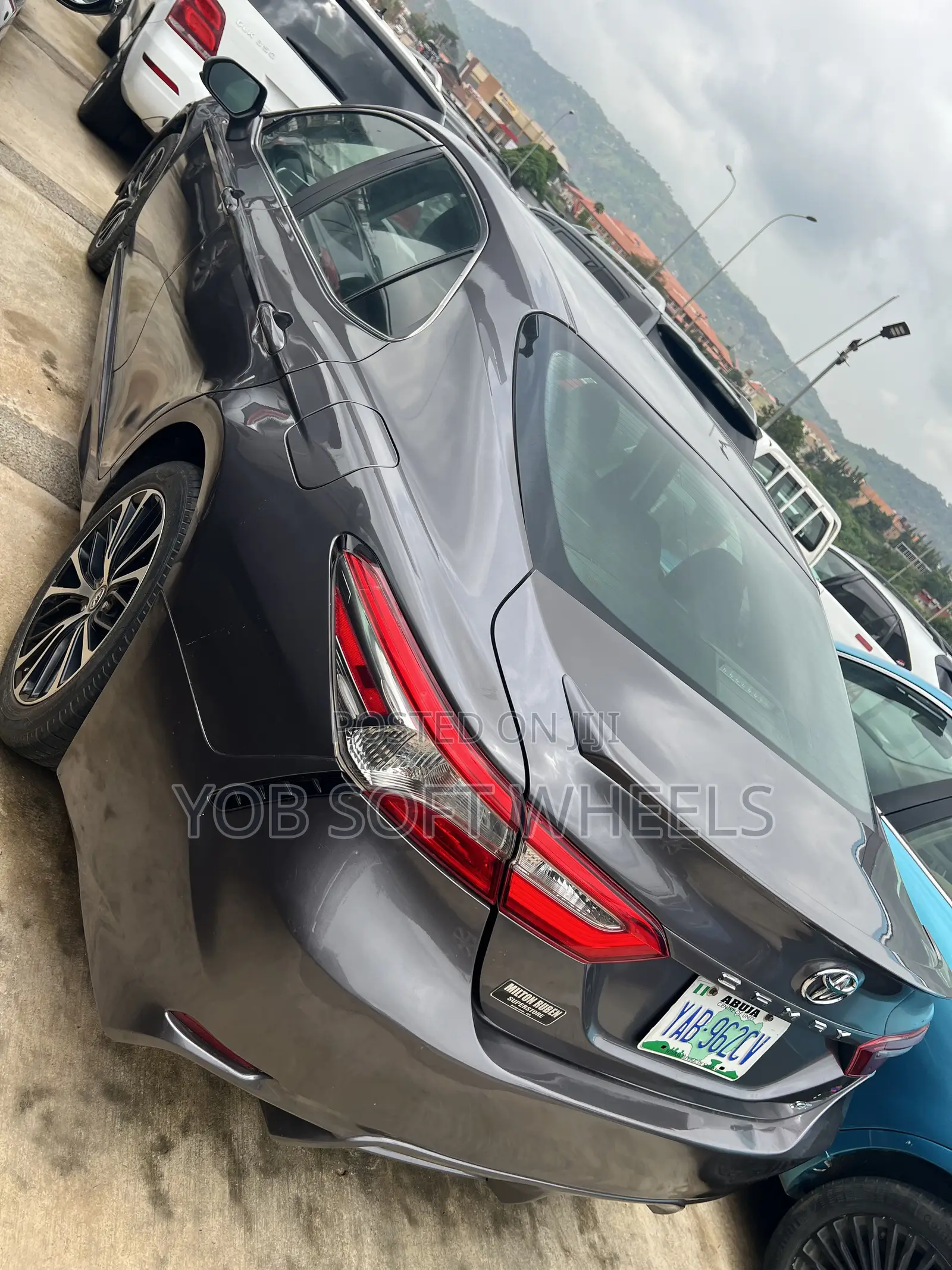 Toyota Camry SE FWD (2.5L 4cyl 8AM) 2018 Gray