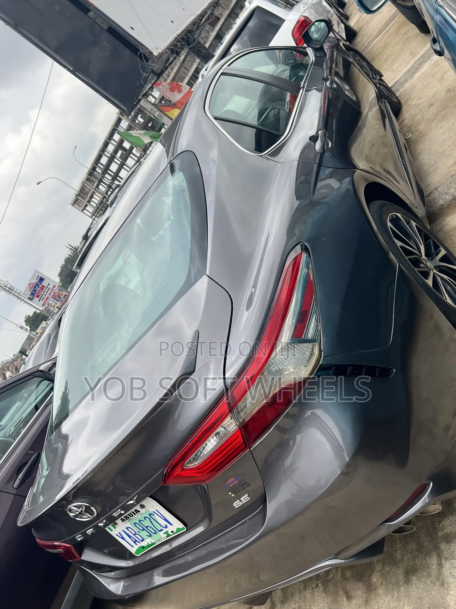 Toyota Camry SE FWD (2.5L 4cyl 8AM) 2018 Gray