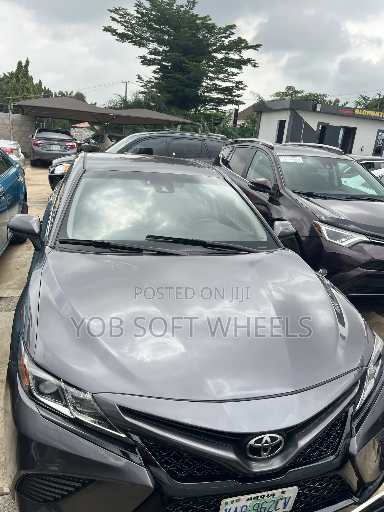 Toyota Camry SE FWD (2.5L 4cyl 8AM) 2018 Gray