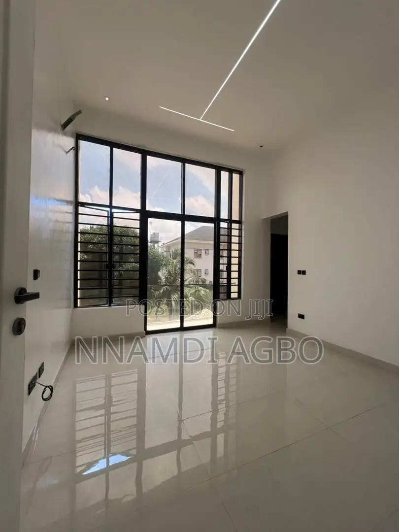 3bdrm Apartment in Lekki Phase 1 for rent