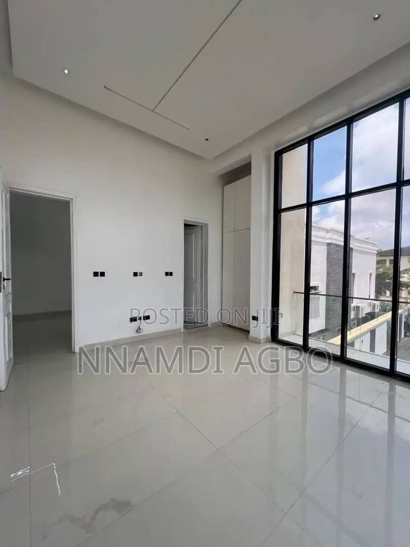 3bdrm Apartment in Lekki Phase 1 for rent