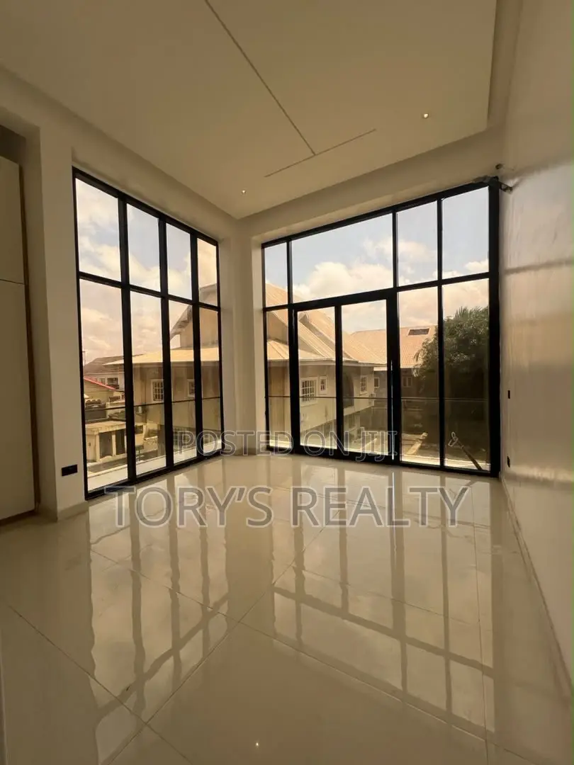 3bdrm Apartment in Lekki Phase 1 for rent