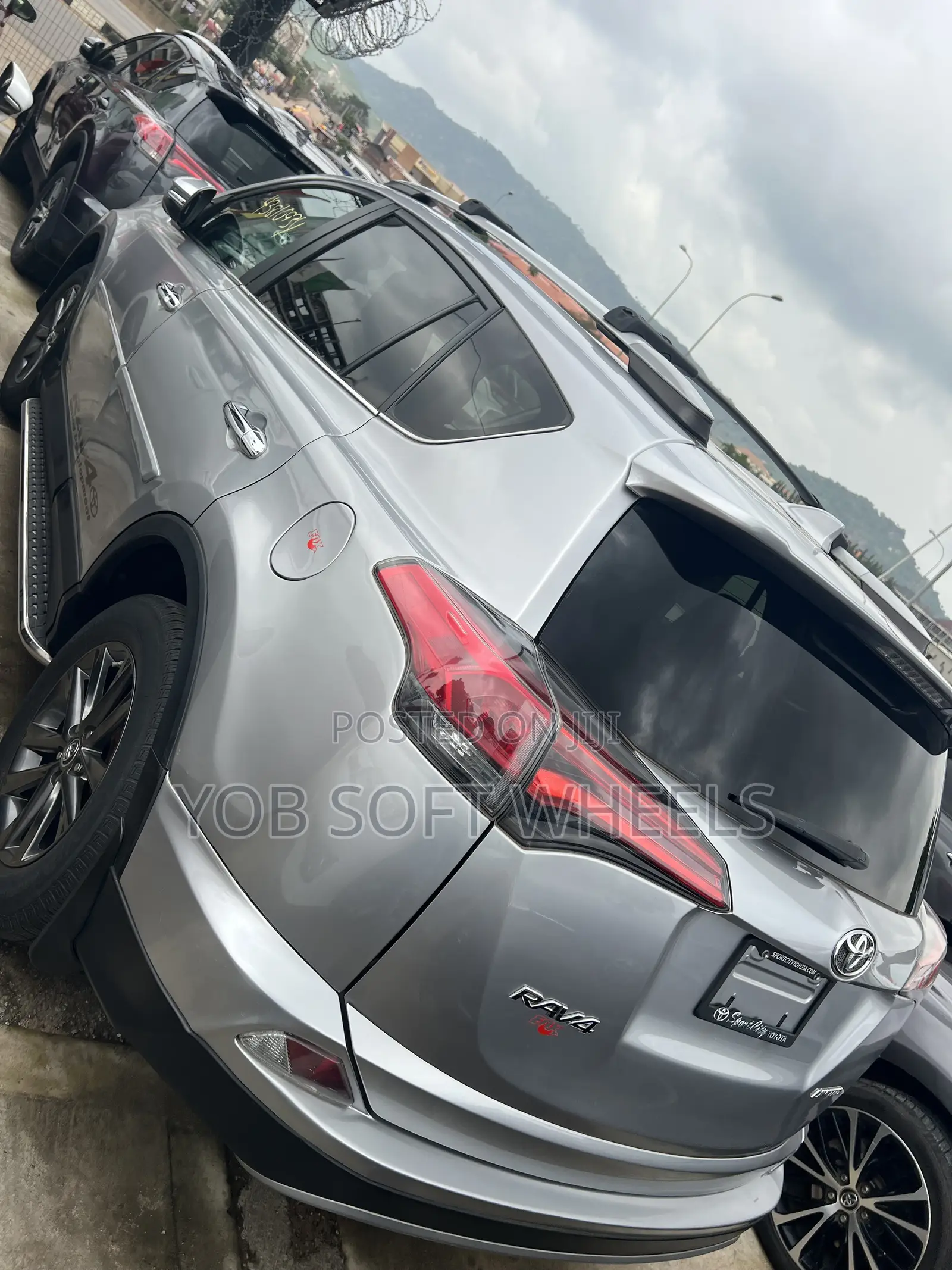 Toyota RAV4 Limited AWD (2.5L 4cyl 6A) 2017 Silver
