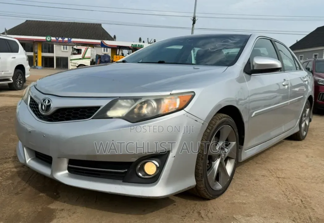 Toyota Camry SE V6 4dr Sedan (3.5L 6cyl 6A) 2012 Silver