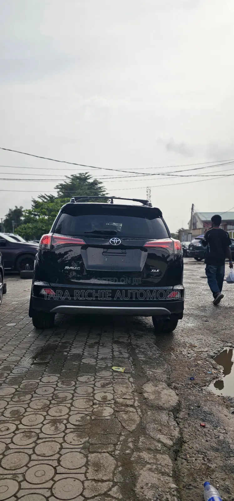 Toyota RAV4 XLE 4dr SUV AWD (2.5L 4cyl 6A) 2018 Black