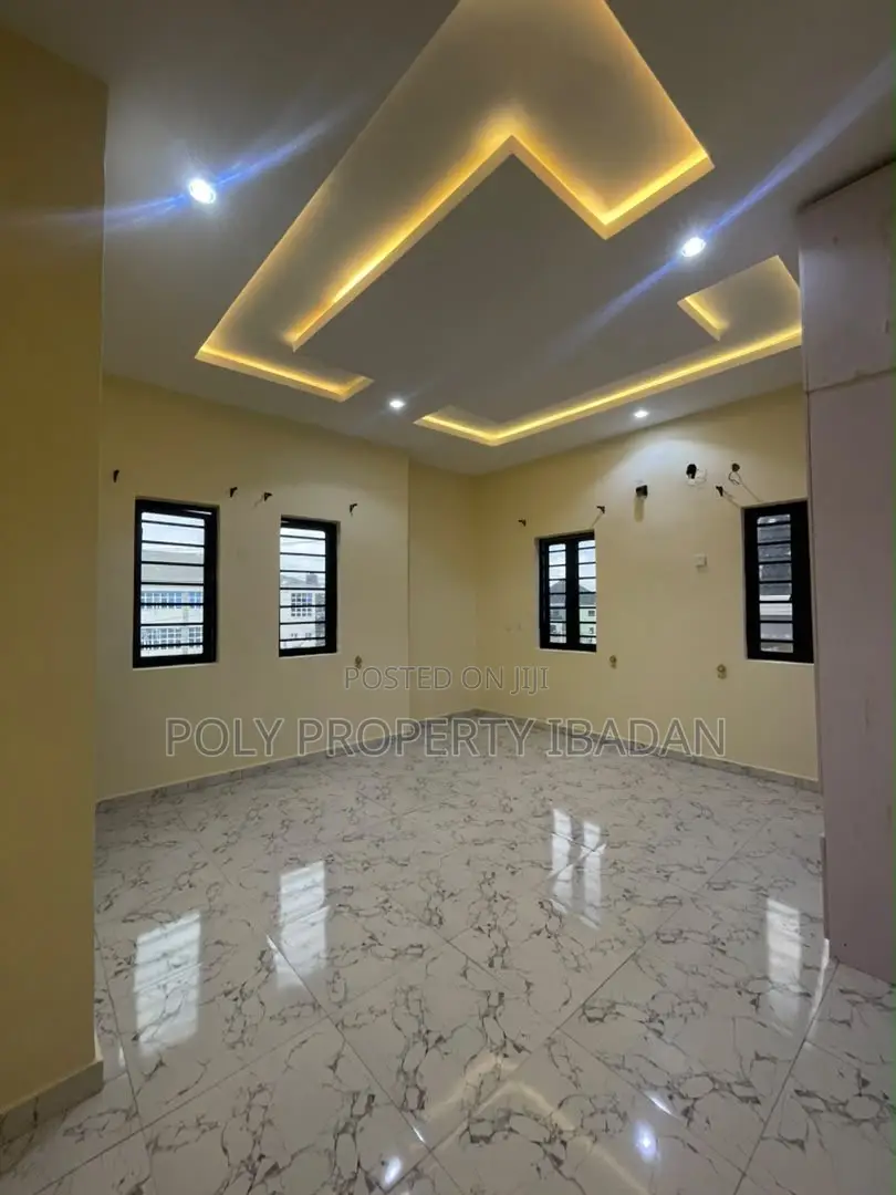3bdrm Duplex in Kolapo Ishola, Akobo for rent