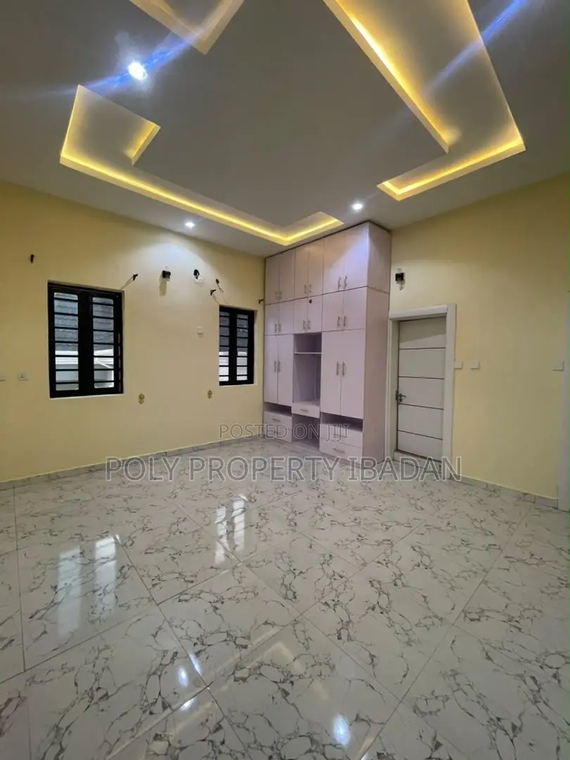 3bdrm Duplex in Kolapo Ishola, Akobo for rent
