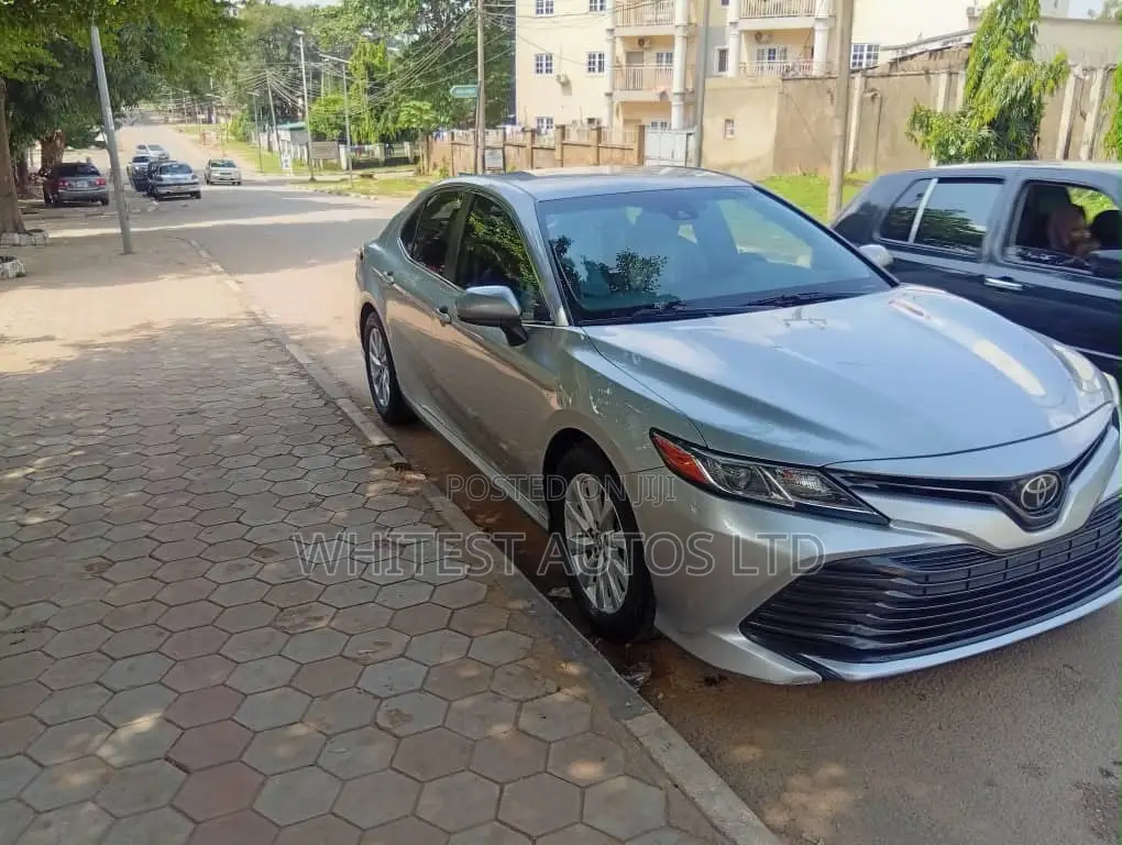 Toyota Camry LE FWD (2.5L 4cyl 8AM) 2018 Silver