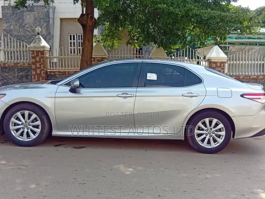 Toyota Camry LE FWD (2.5L 4cyl 8AM) 2018 Silver