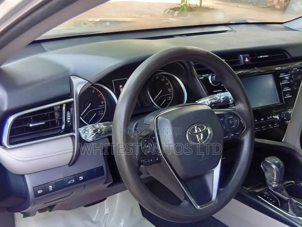 Toyota Camry LE FWD (2.5L 4cyl 8AM) 2018 Silver