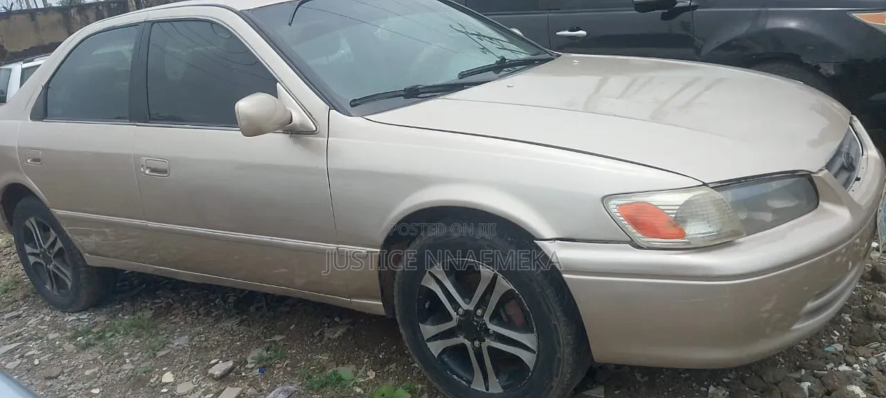 Toyota Camry 2000 Gold