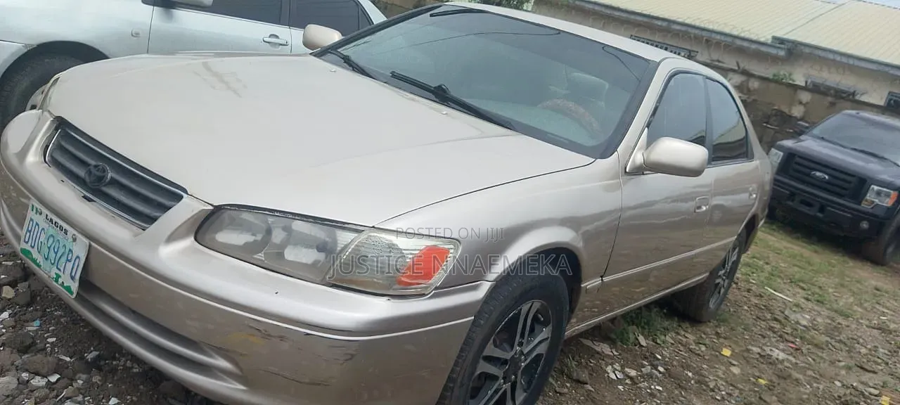 Toyota Camry 2000 Gold