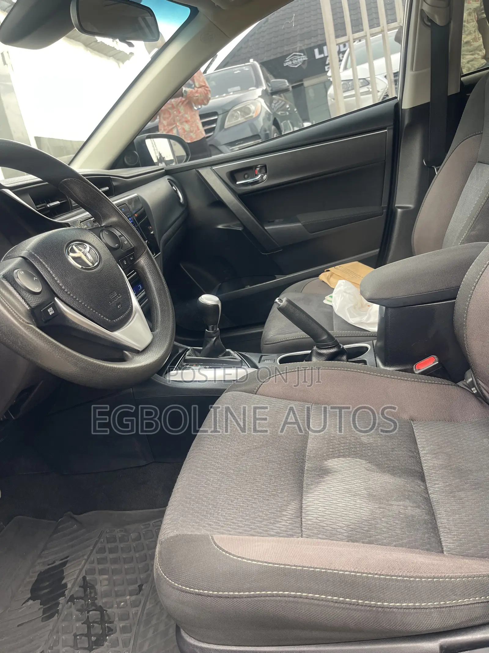 Toyota Corolla LE (1.8L 4cyl 2A) 2019 White