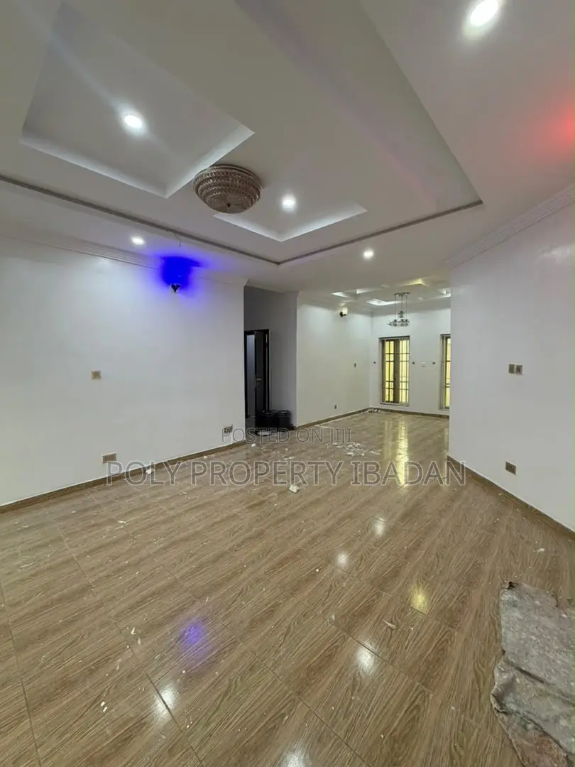 3bdrm Apartment in Kolapo Ishola Gra, Akobo for rent