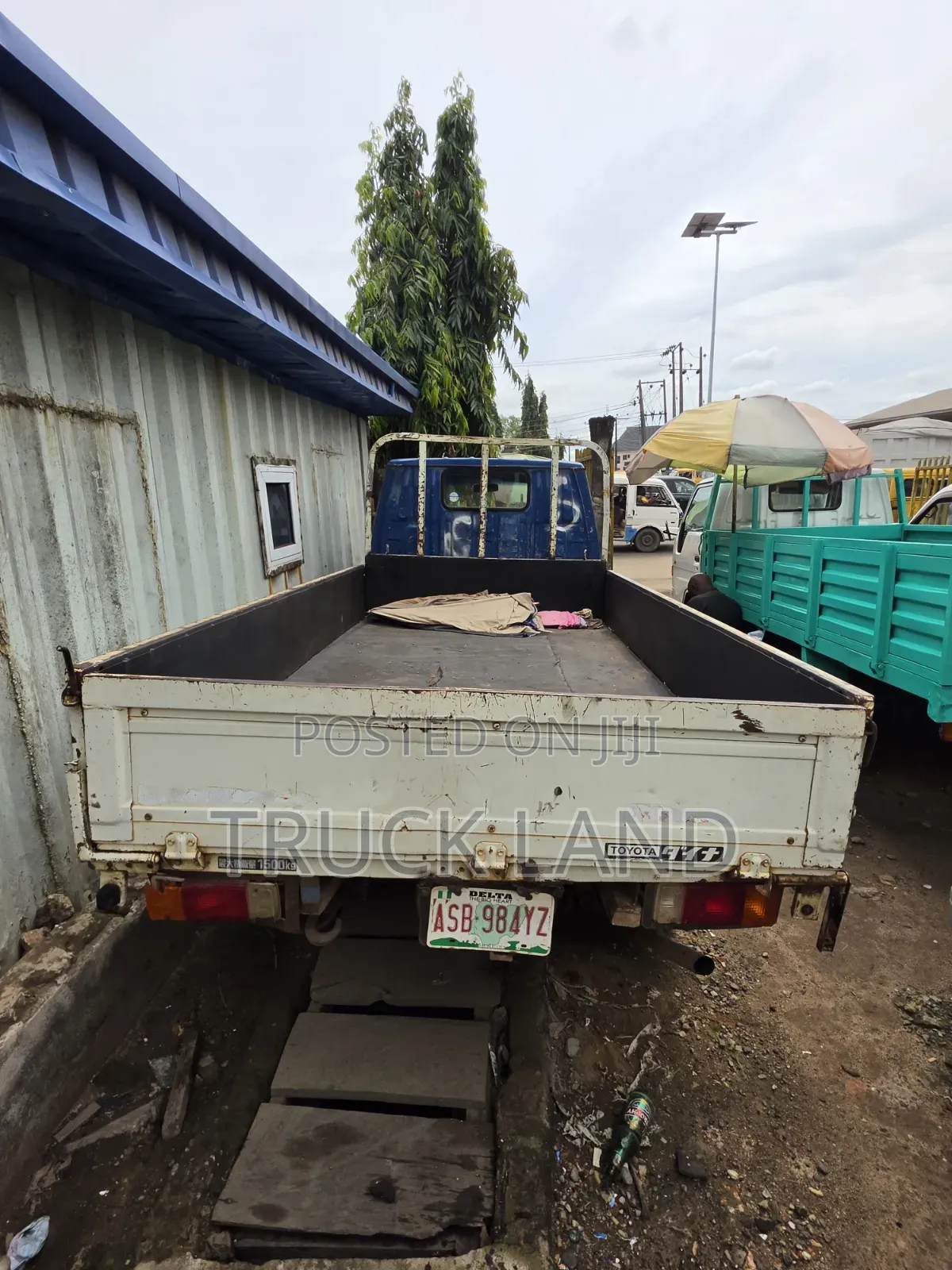 Toyota Dyna 200 Six Wheel Untouch 3Y Engine