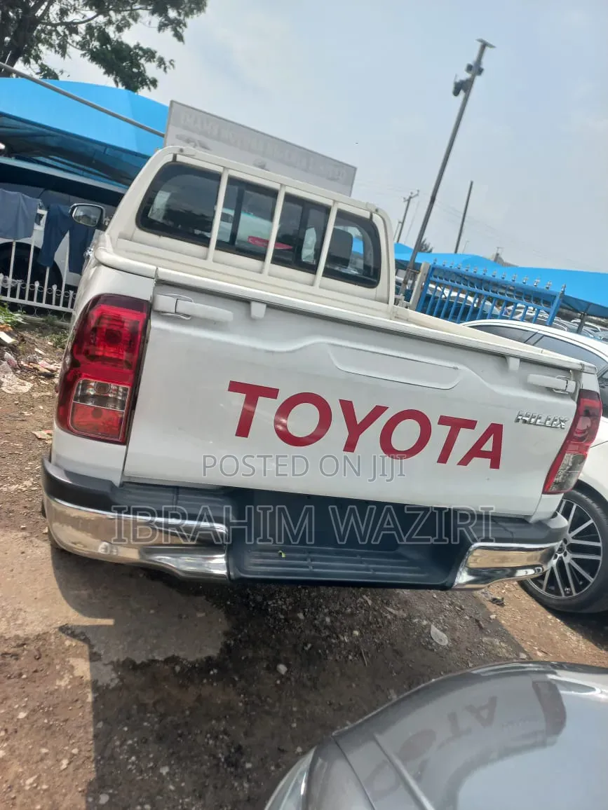 New Toyota Hilux 2023 White
