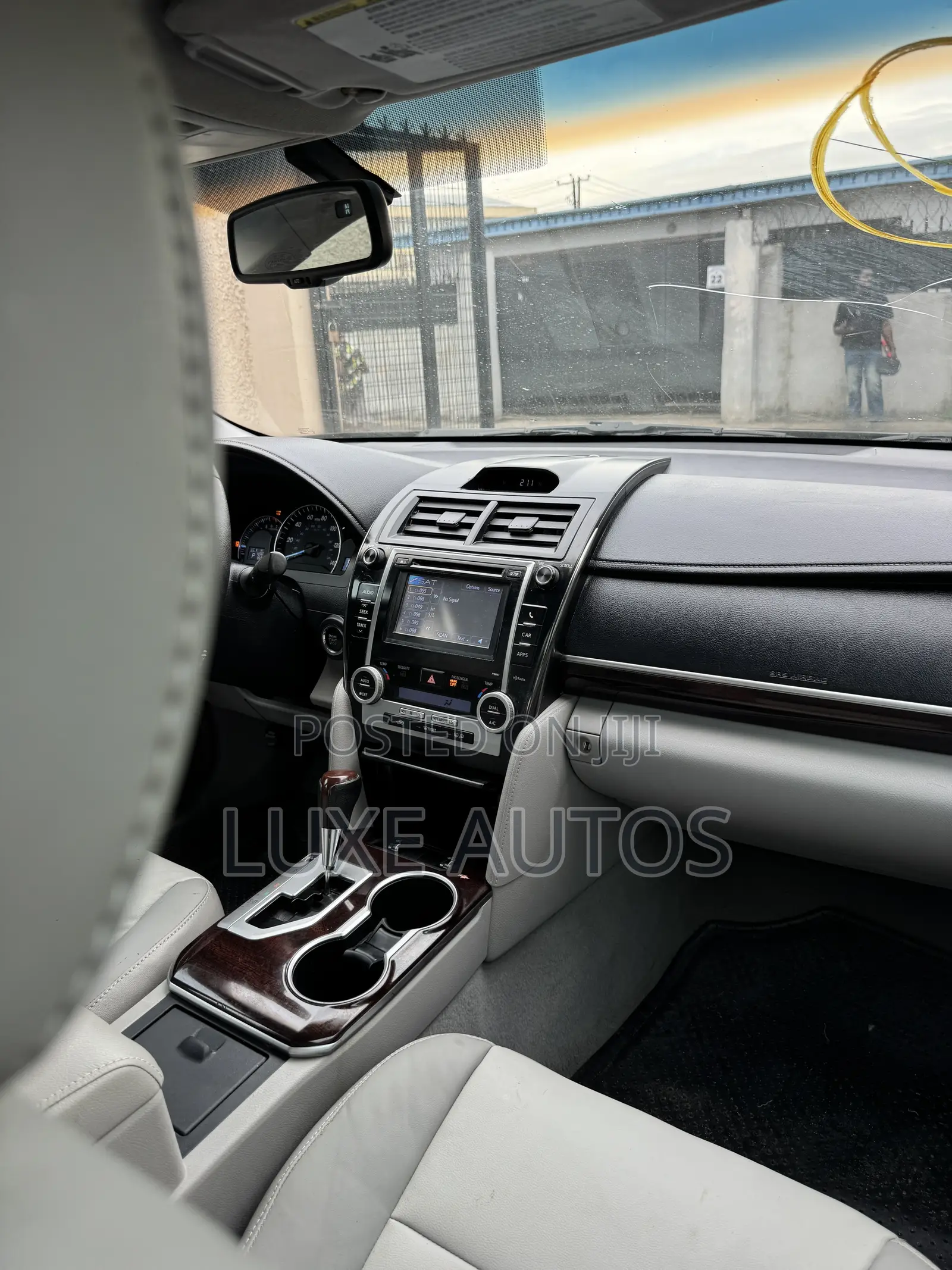 Toyota Camry XLE 4dr Sedan (2.5L 4cyl 6A) 2013 Gray