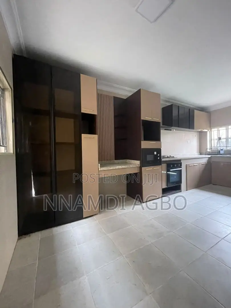 3bdrm Apartment in Lekki Phase 1 for rent