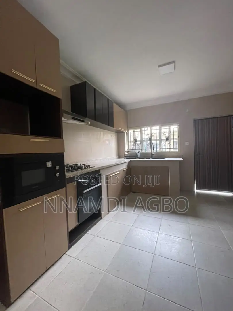3bdrm Apartment in Lekki Phase 1 for rent