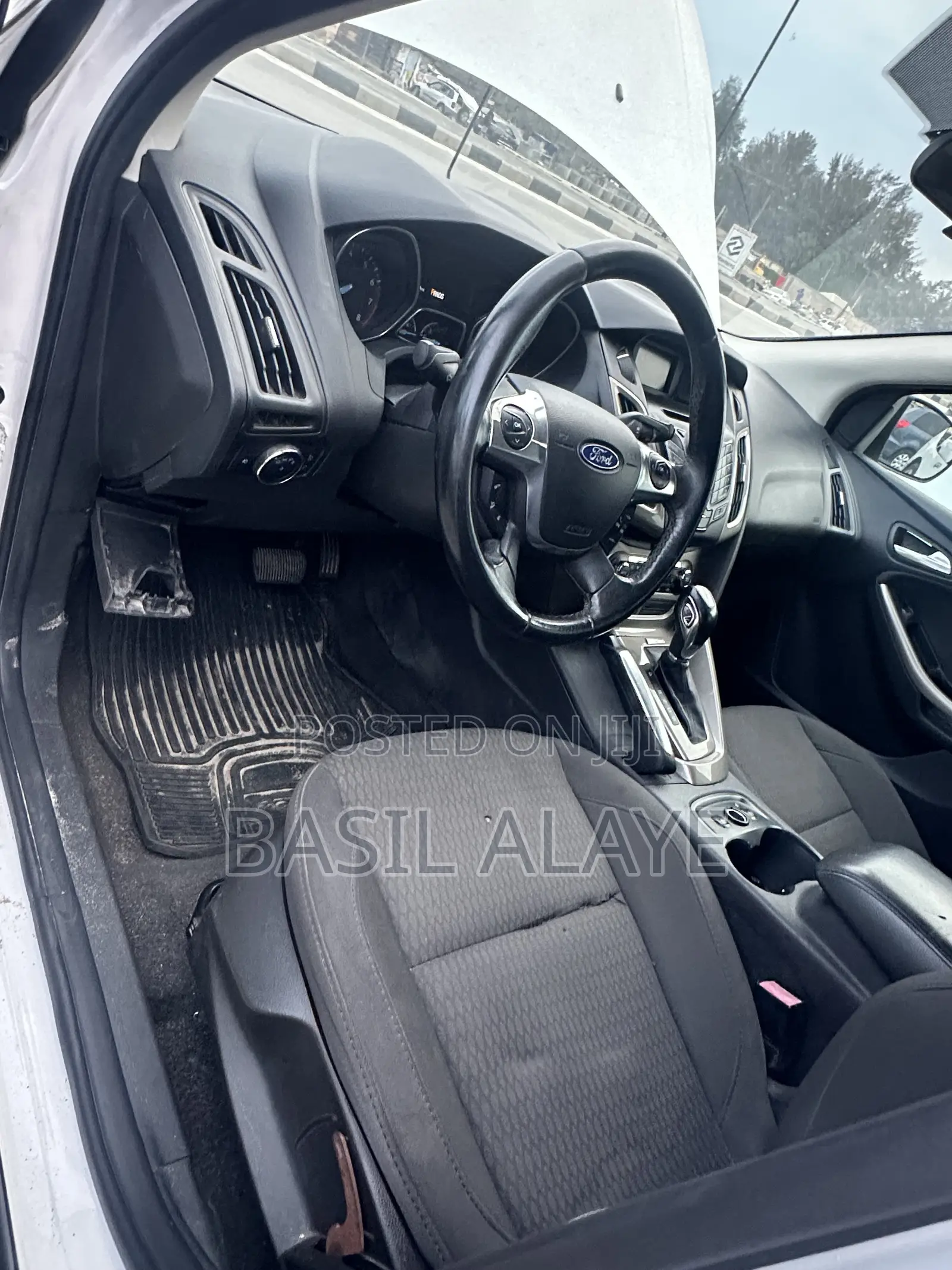 Ford Focus SEL Hatchback FWD (2.0L 4cyl 6A) 2012 White