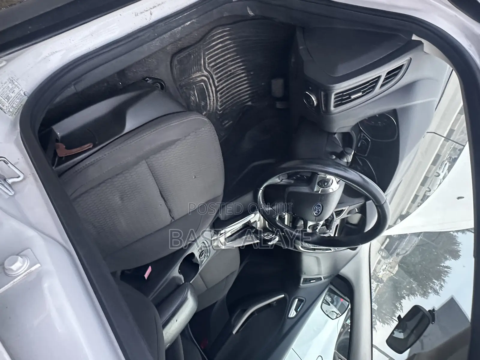 Ford Focus SEL Hatchback FWD (2.0L 4cyl 6A) 2012 White