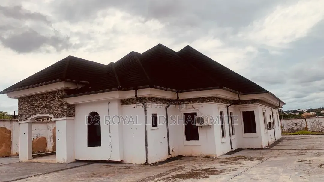 4bdrm Bungalow in Benin City for sale