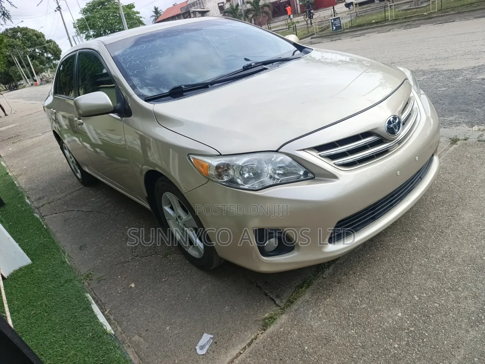 Toyota Corolla LE 4dr Sedan (1.8L 4cyl 4A) 2013 Gold