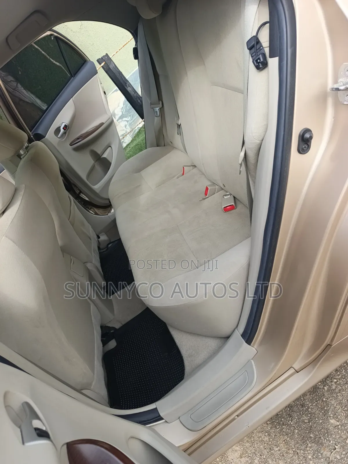 Toyota Corolla LE 4dr Sedan (1.8L 4cyl 4A) 2013 Gold