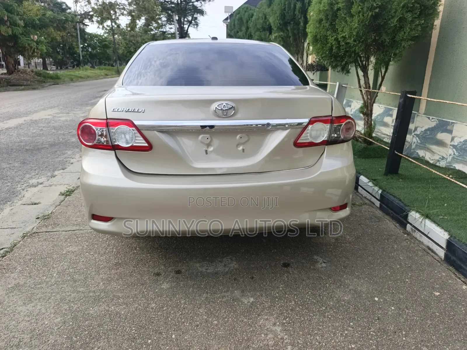 Toyota Corolla LE 4dr Sedan (1.8L 4cyl 4A) 2013 Gold
