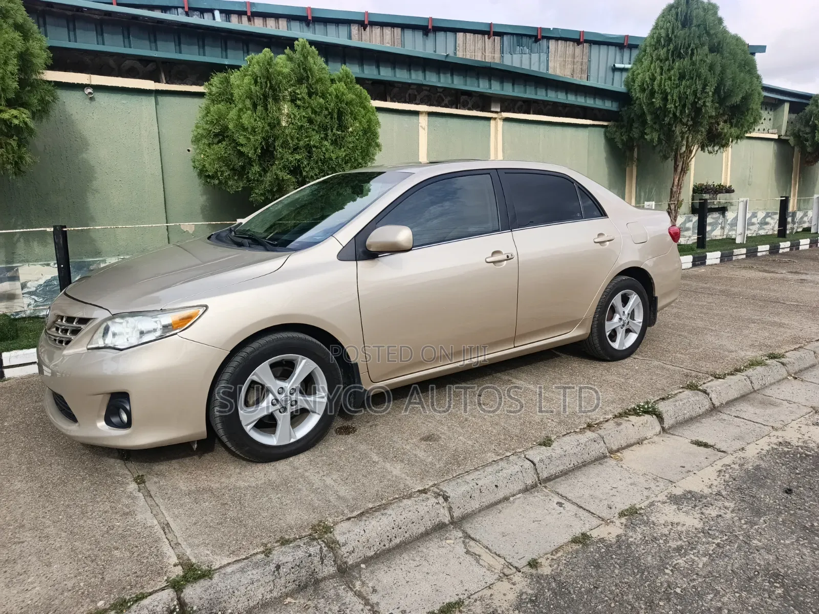 Toyota Corolla LE 4dr Sedan (1.8L 4cyl 4A) 2013 Gold