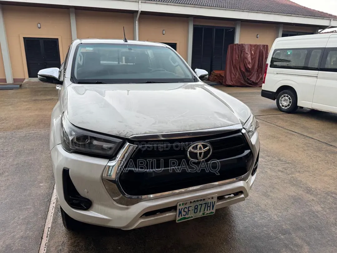 Toyota Hilux 2024 White