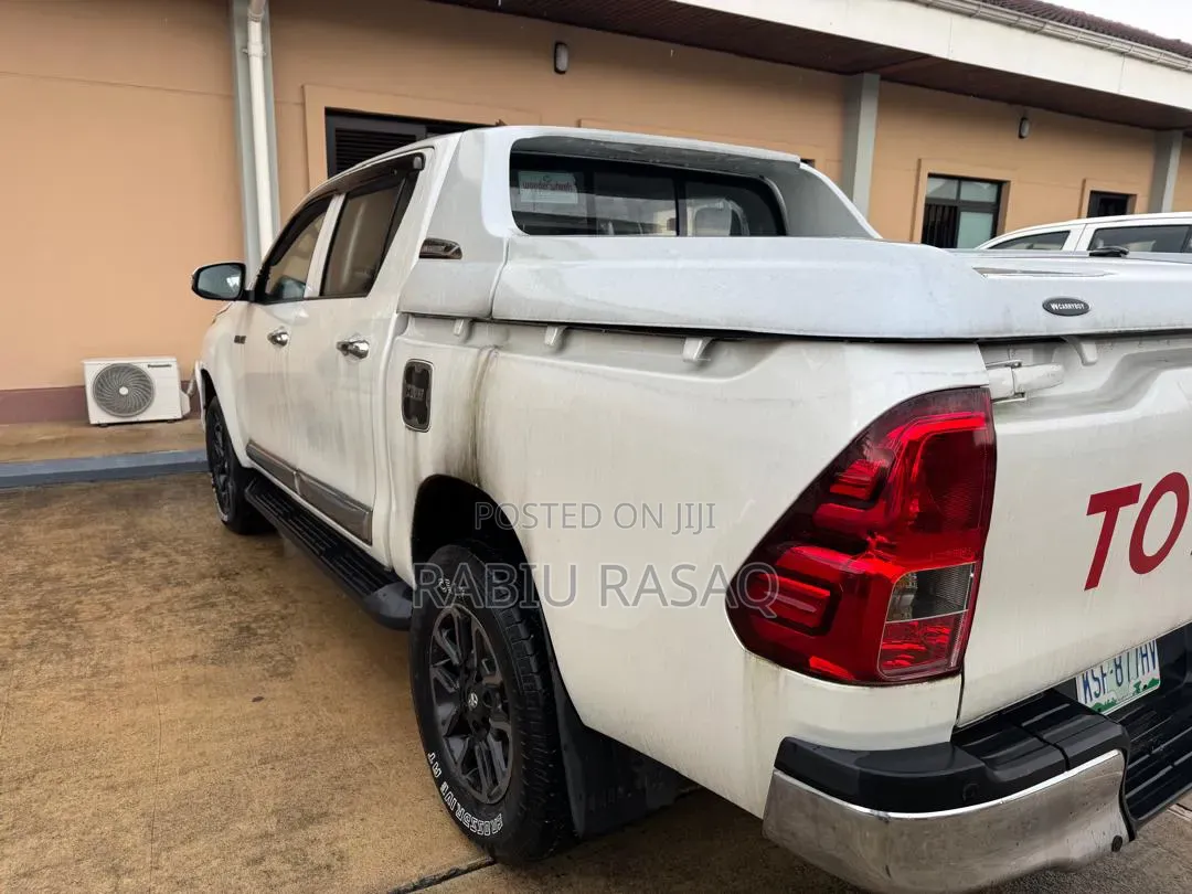 Toyota Hilux 2024 White