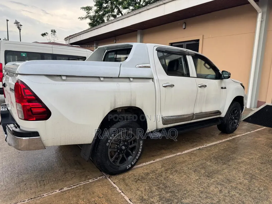 Toyota Hilux 2024 White