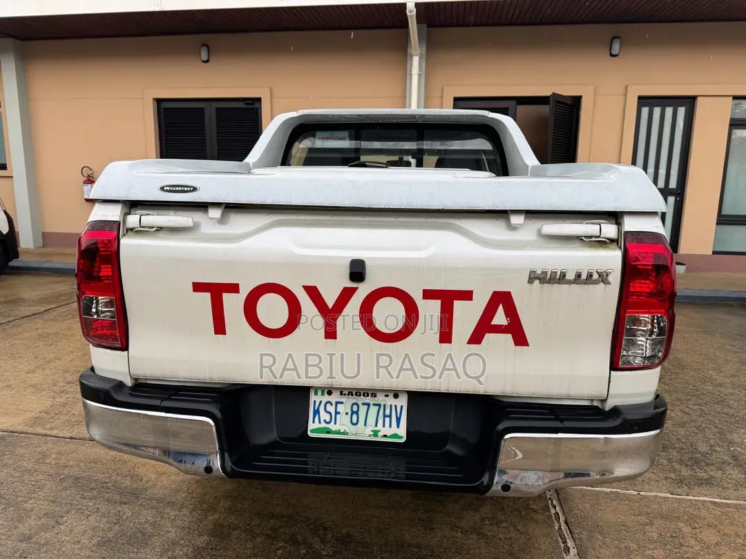 Toyota Hilux 2024 White