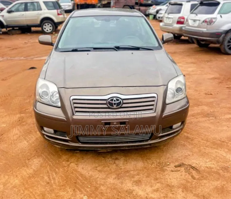 Toyota Avensis Liftback 2005 Gold