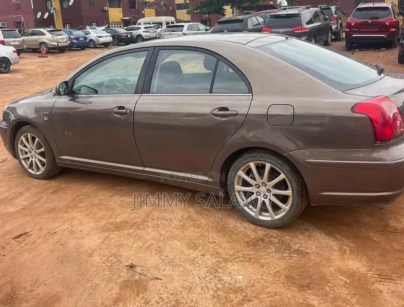 Toyota Avensis Liftback 2005 Gold