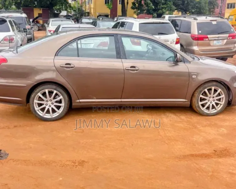 Toyota Avensis Liftback 2005 Gold