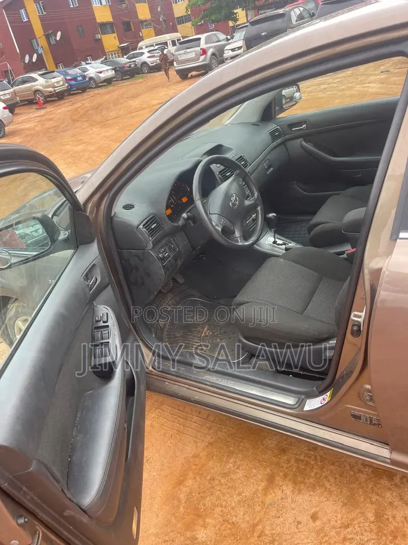 Toyota Avensis Liftback 2005 Gold