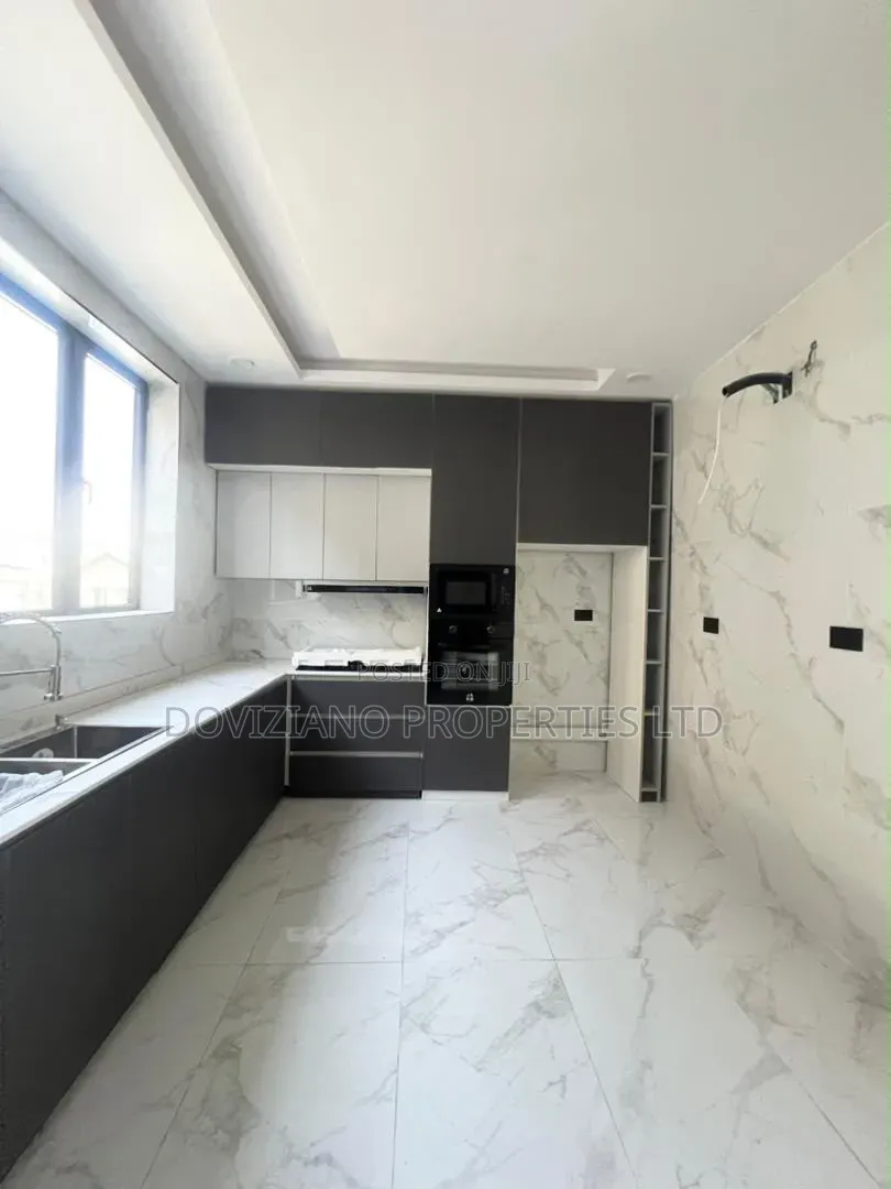 5bdrm Duplex in Lekki Phase 1 for sale