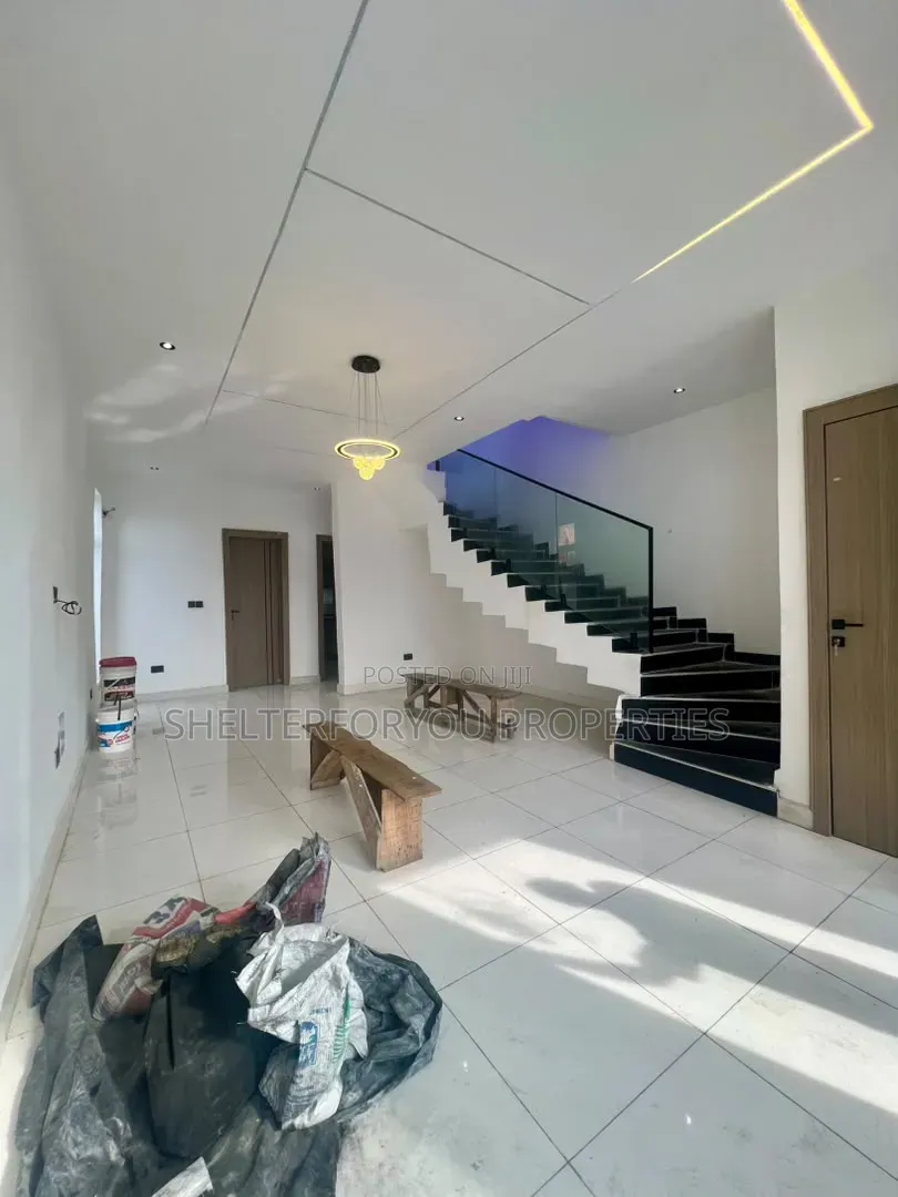 1bdrm Apartment in Off Lekki-Epe Expressway for sale