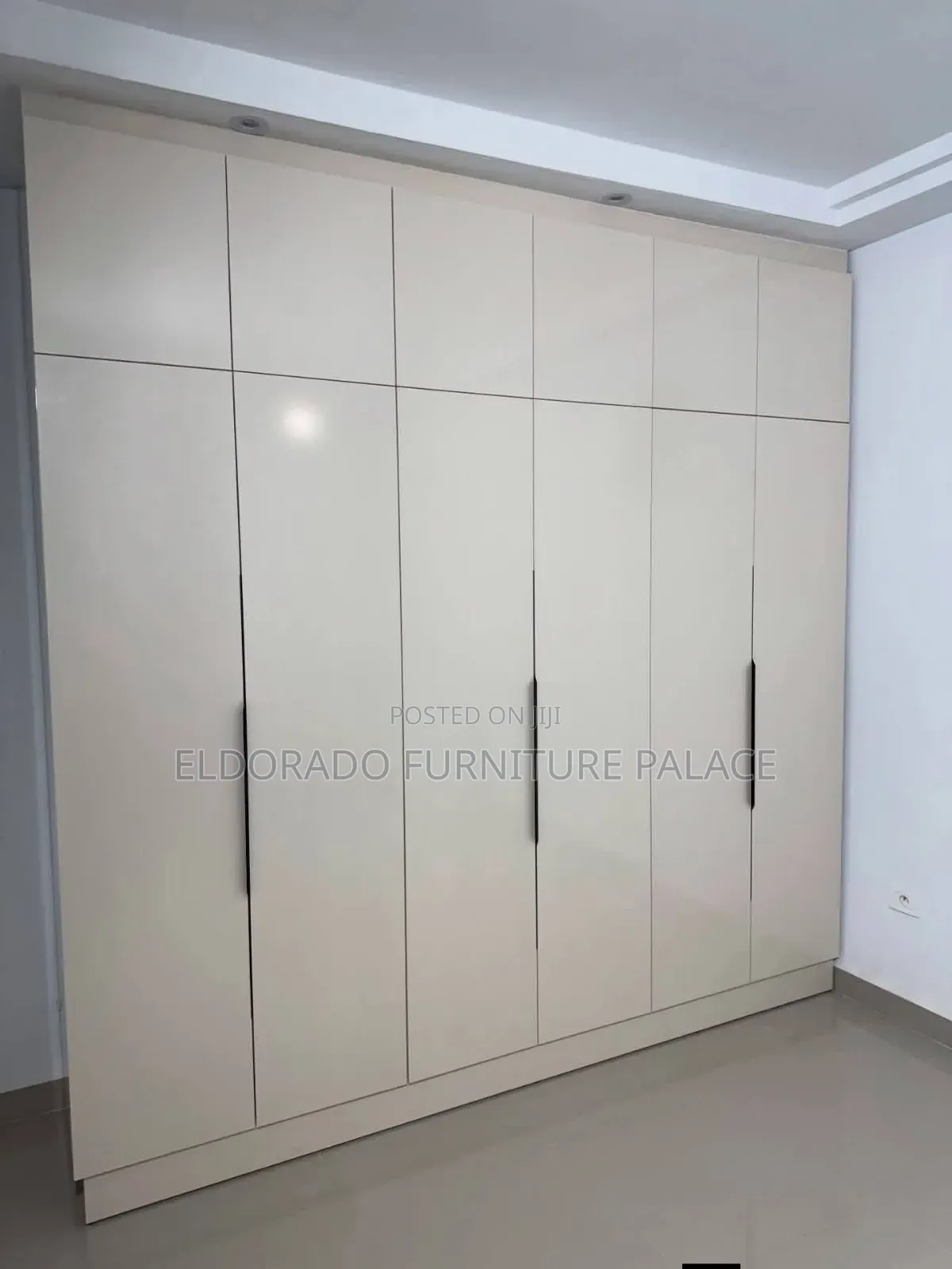 Inbuilt Wooden Wardrobe With Upper Unit