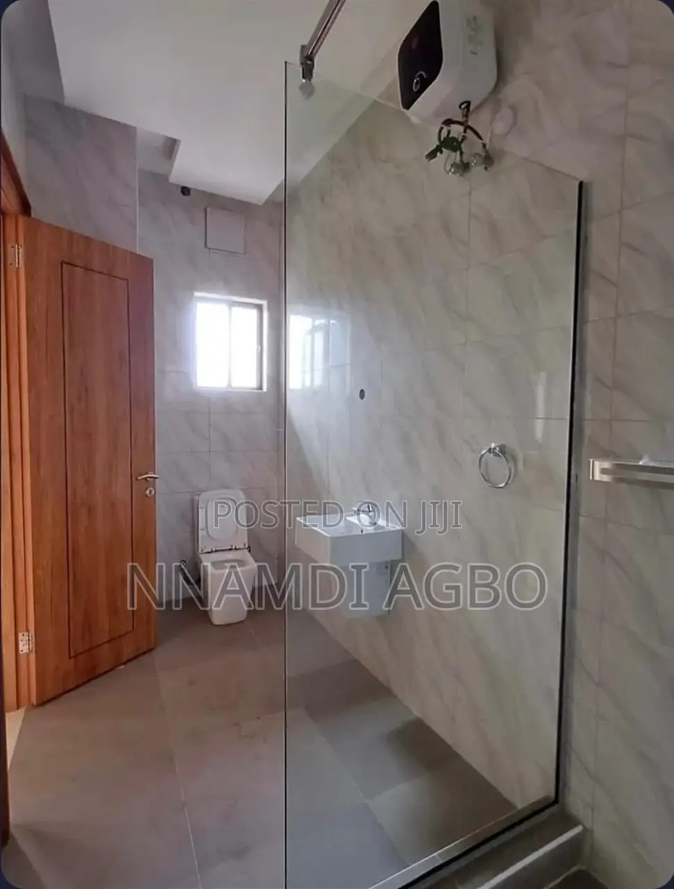 2bdrm Apartment in Lekki Phase 1 for rent