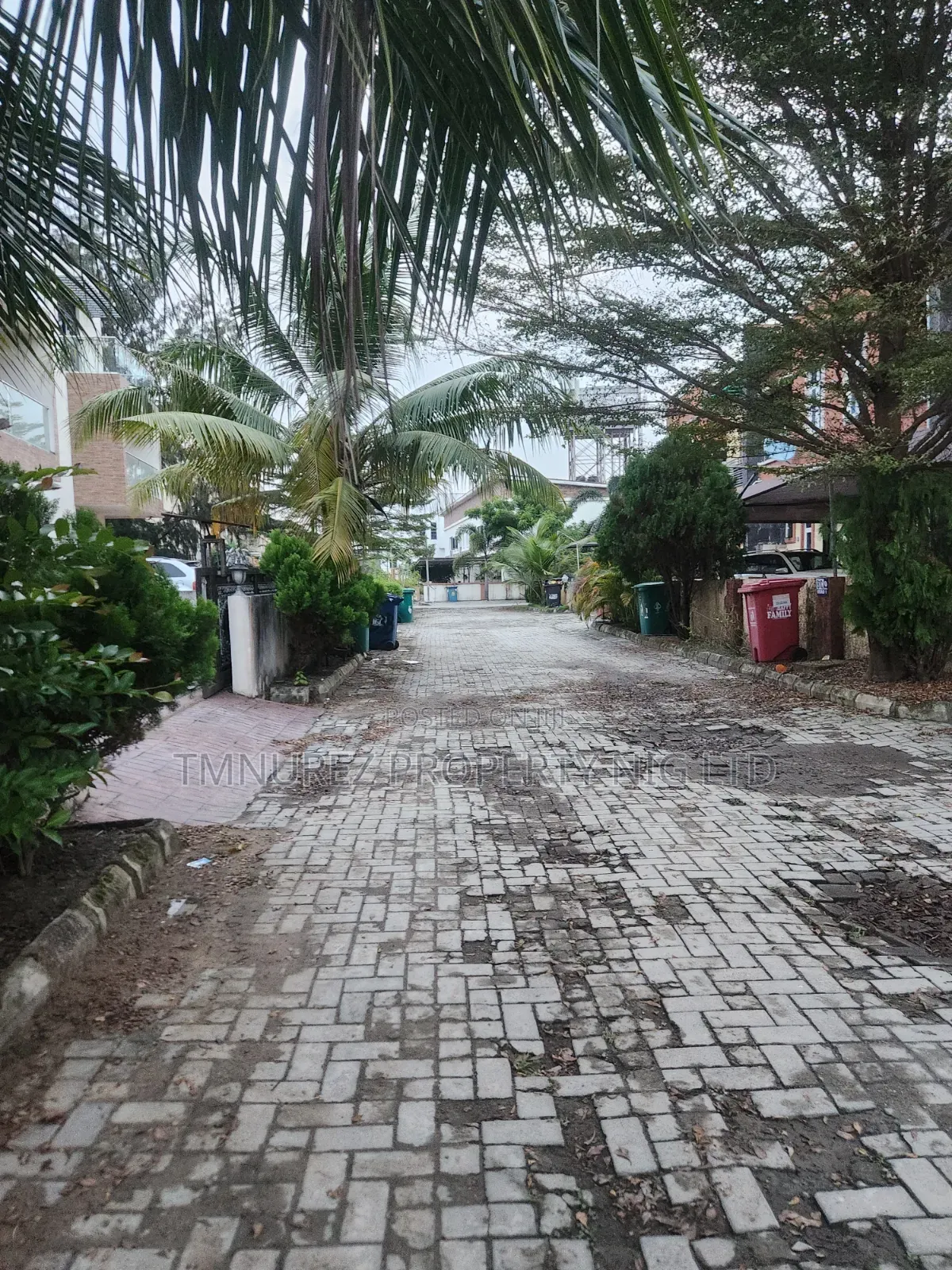 Mini Flat in Chevron for rent