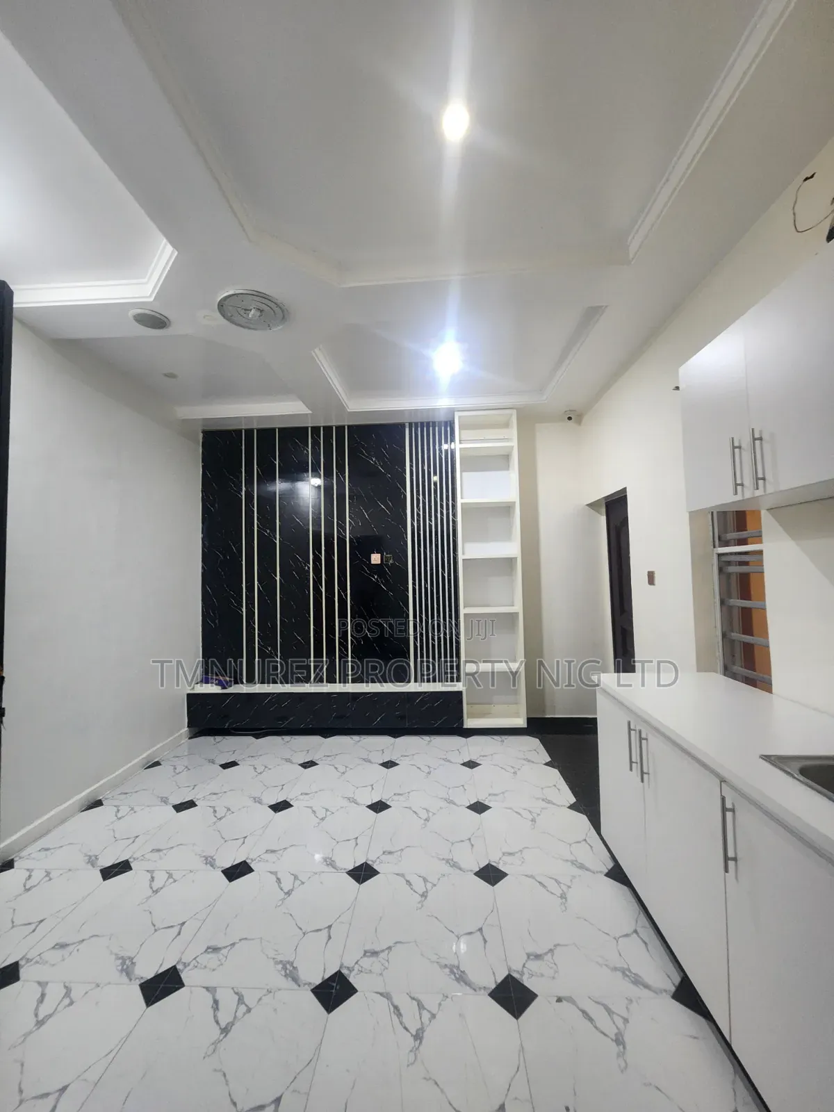 Mini Flat in Chevron for rent