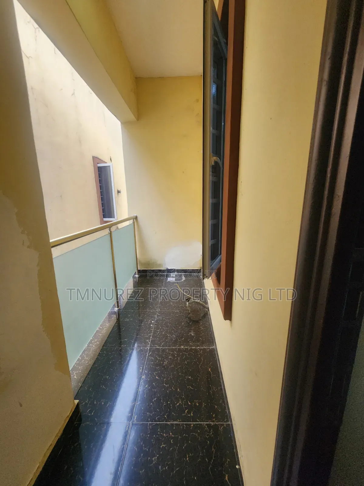 Mini Flat in Chevron for rent