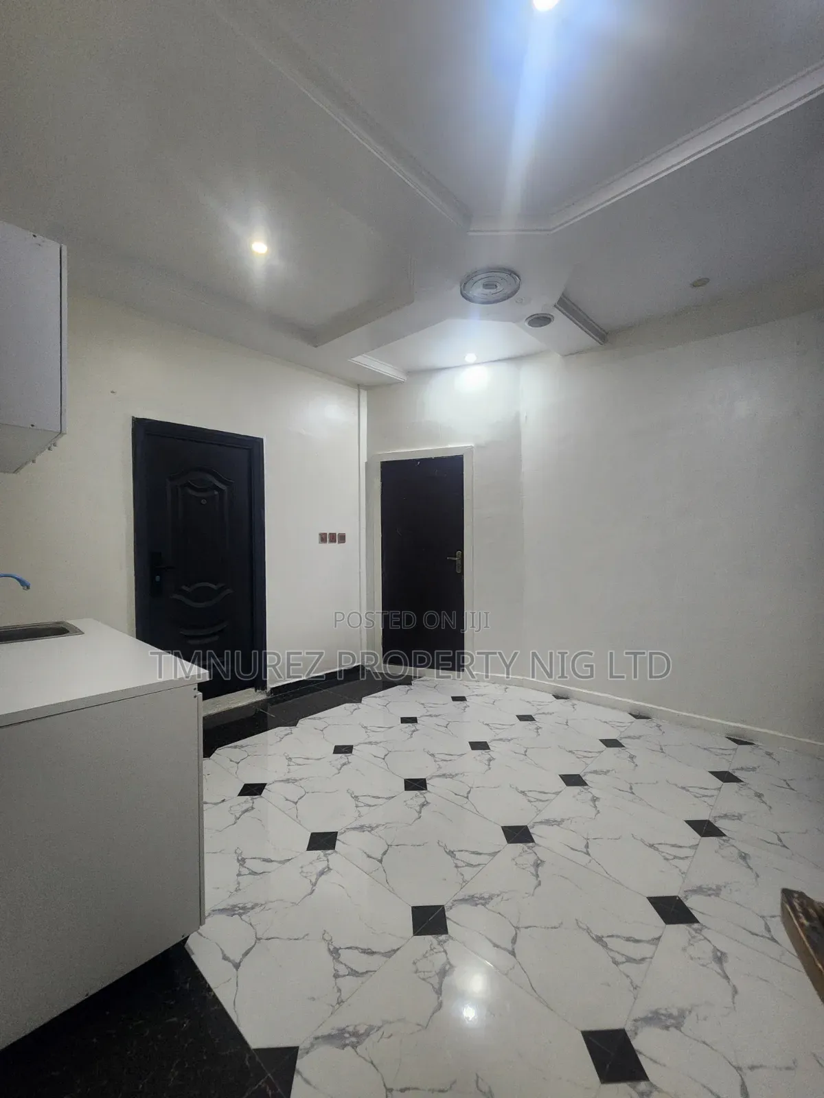 Mini Flat in Chevron for rent