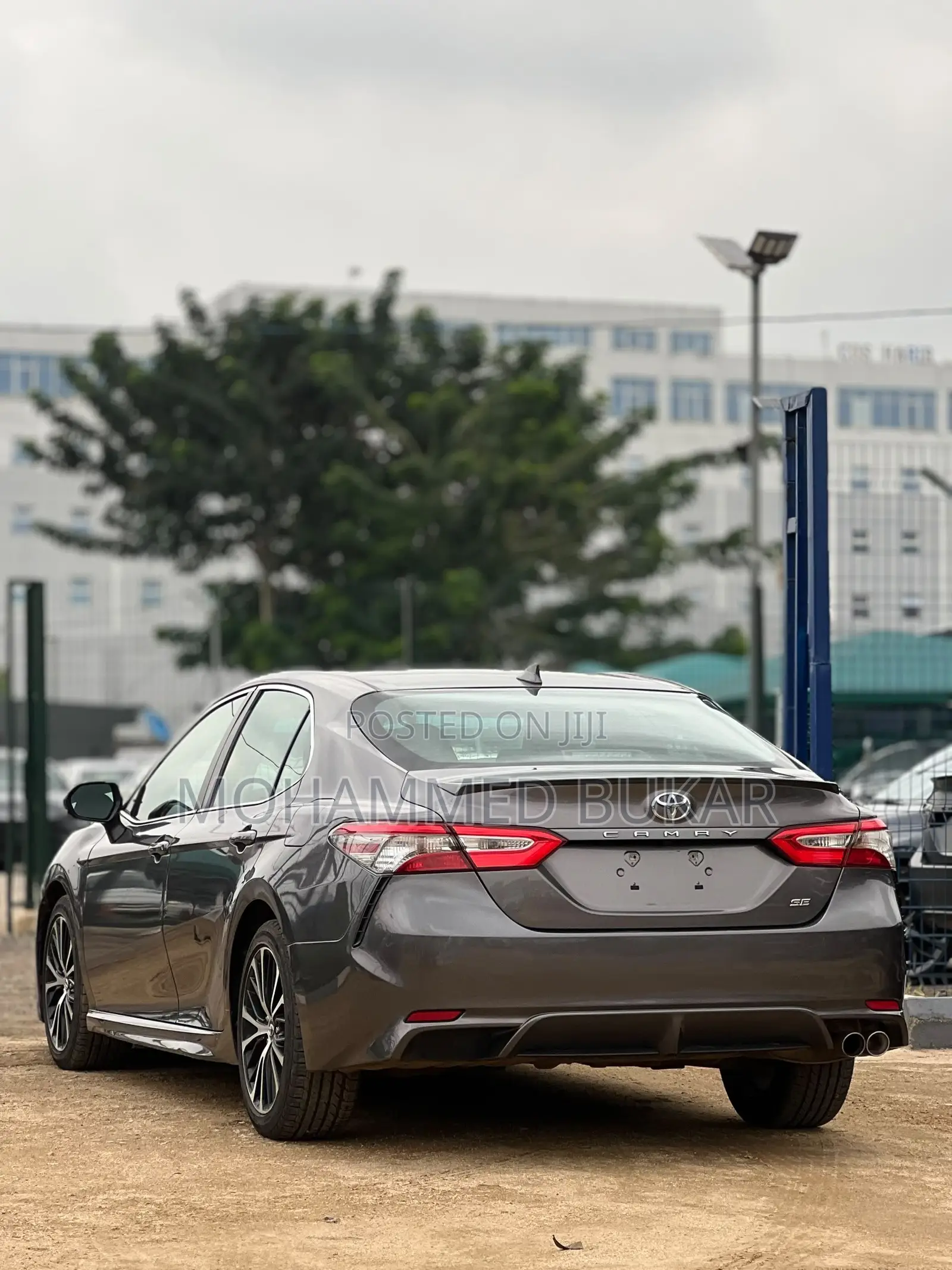 Toyota Camry SE FWD (2.5L 4cyl 8AM) 2018 Gray