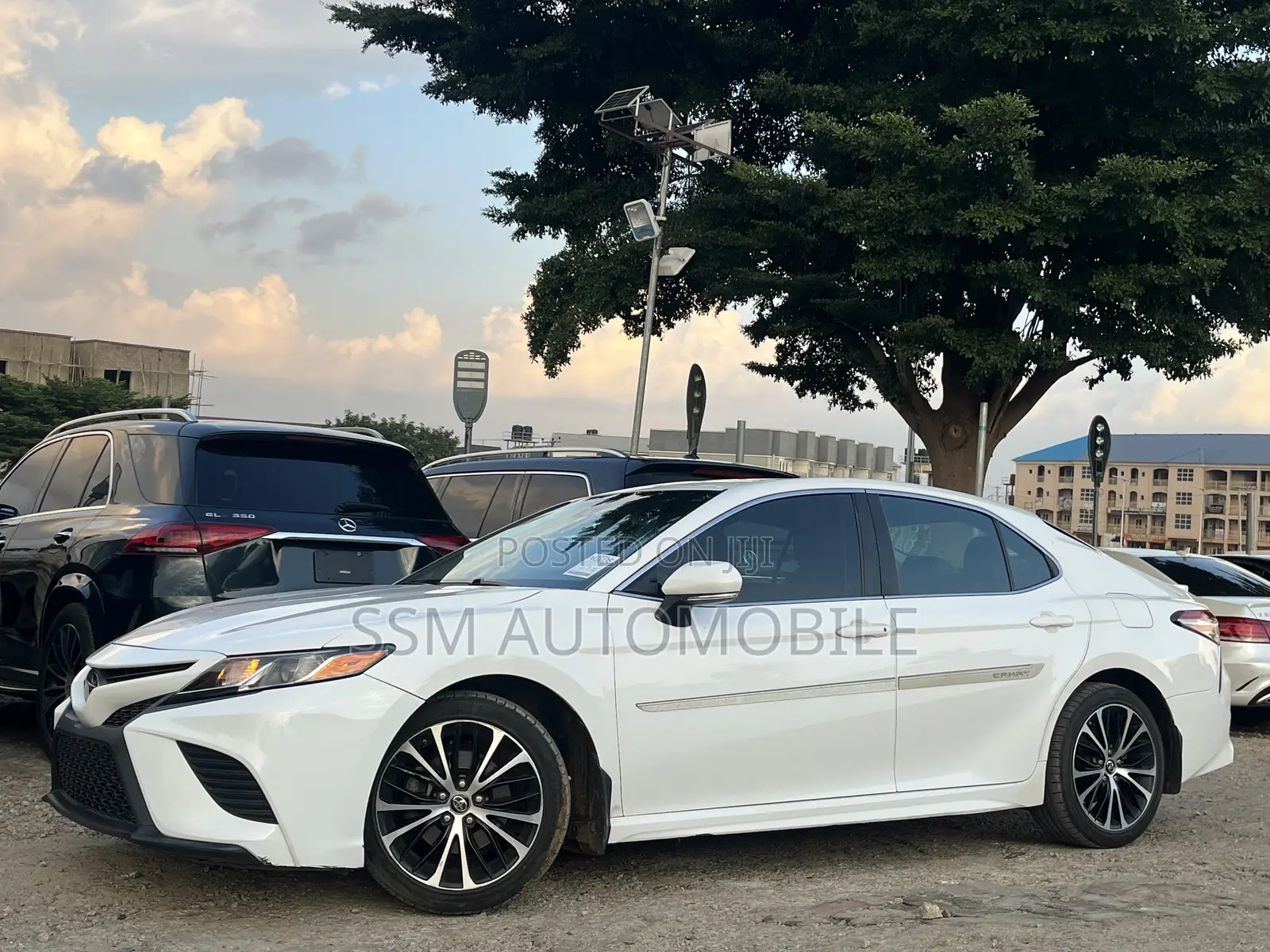 Toyota Camry SE FWD (2.5L 4cyl 8AM) 2018 White