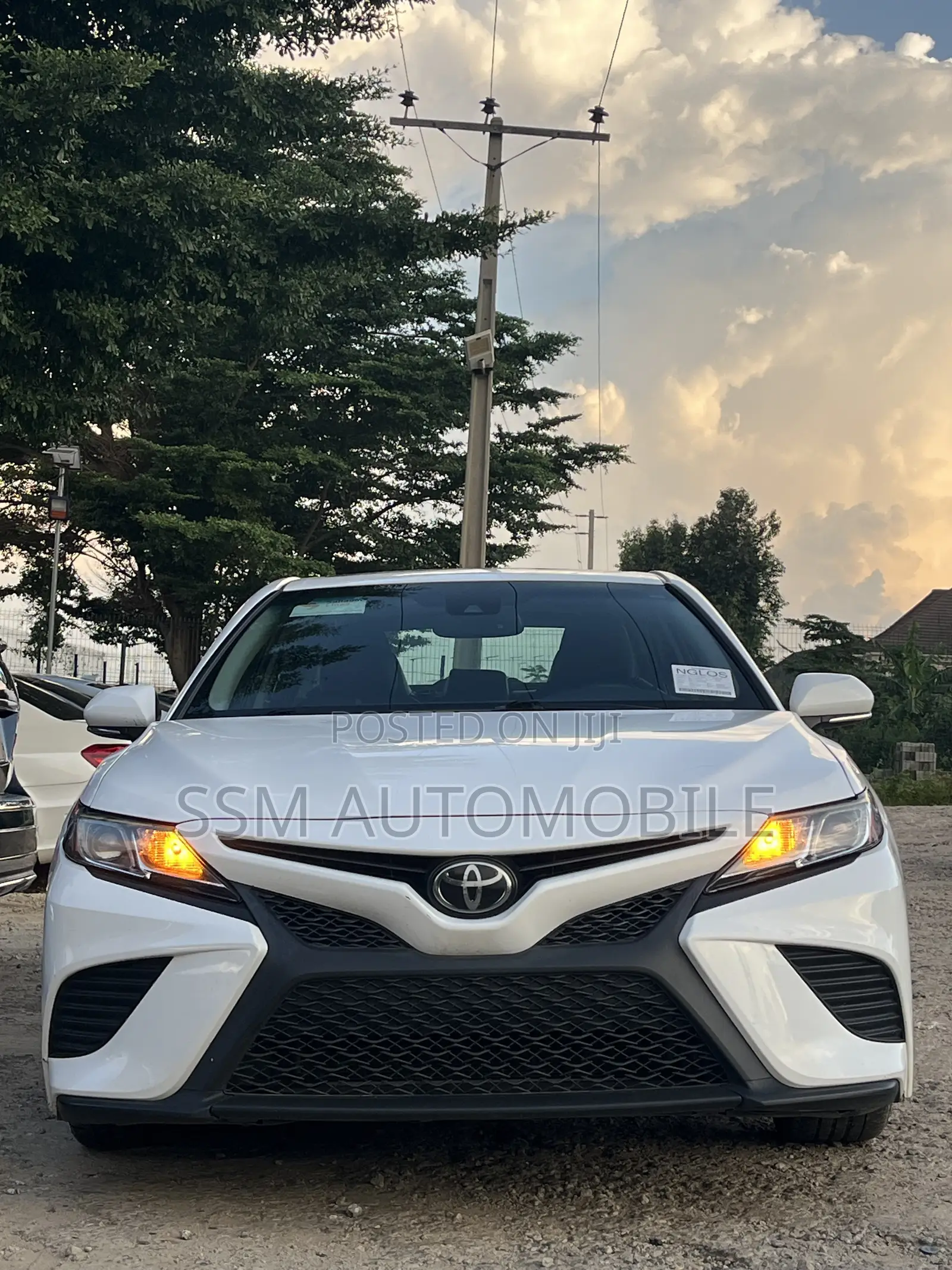 Toyota Camry SE FWD (2.5L 4cyl 8AM) 2018 White